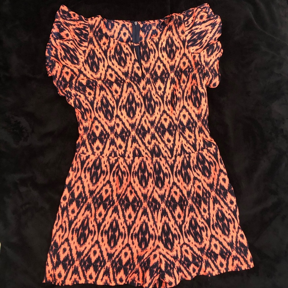 🛍COLLECTIVE CONCEPTS romper with flutter sleeves